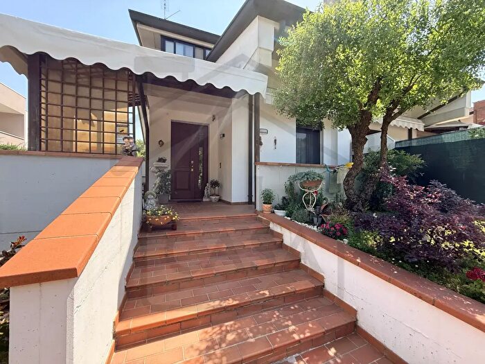 Casa con 5 locali in vendita in Via Enrico Bernardi, Abano Terme