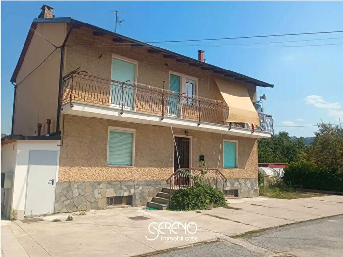 Casa con 7 locali in vendita in Via Golonera, Roccasparvera