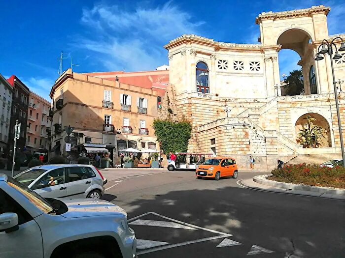 Appartamento con 5 locali in vendita in Piazza Martiri dItalia, Cagliari