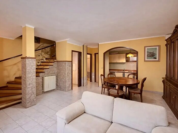 Casa con 7 locali in vendita in Bolano