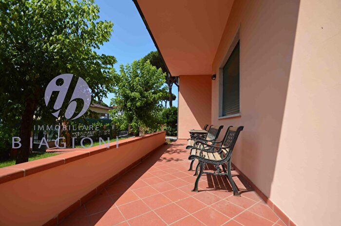 Casa con 7 locali in vendita in Pietrasanta