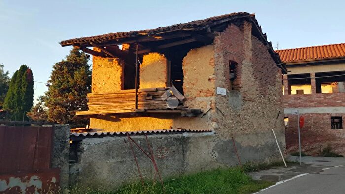 Casa bilocale in vendita in Via I Maggio, Divignano