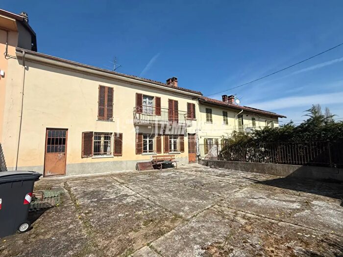 Casa quadrilocale in vendita in Frazione Castiglione, Asti