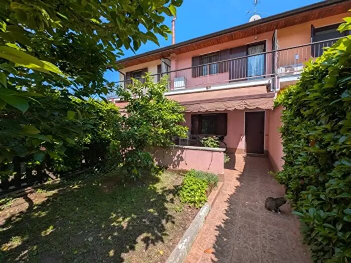 Casa con 6 locali in vendita in Via Bisceglie, Milano