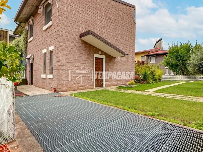 Casa quadrilocale in vendita in Corso della Repubblica, Somma Lombardo