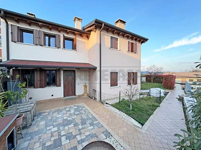 Casa con 6 locali in vendita in Via San Nicolò, Trissino