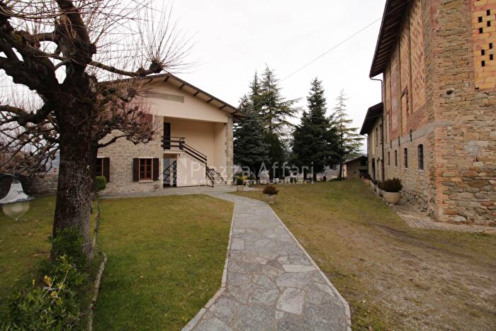 Casa con 12 locali in vendita in Via San Vital, Carpineti