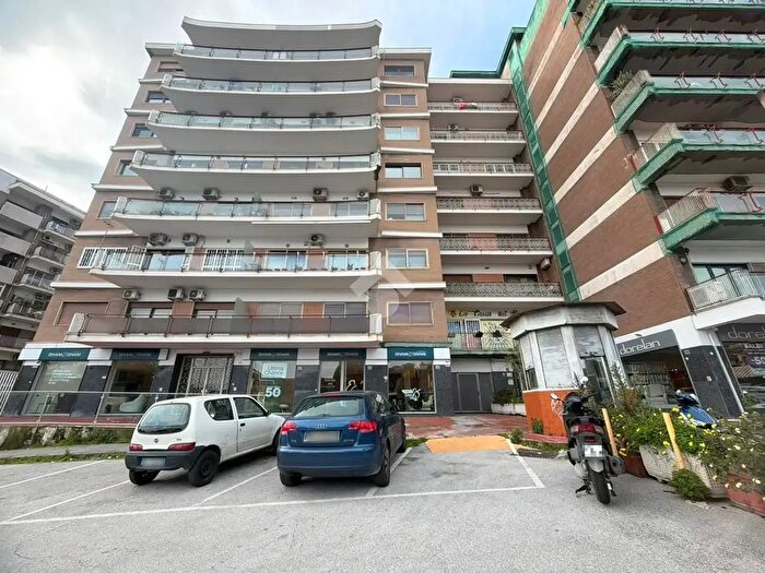 Appartamento con 5 locali in vendita in Via Cintia, Napoli