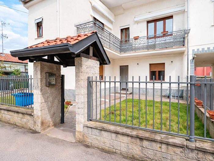 Appartamento bilocale in affitto in Via Nino Bixio, Centro, Limbiate