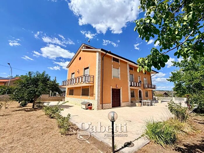 Casa con 9 locali in vendita in Contrada Foce, Campobasso