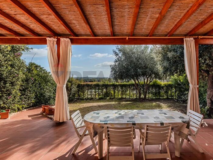 Casa trilocale in vendita in Via Is Molas, Pula