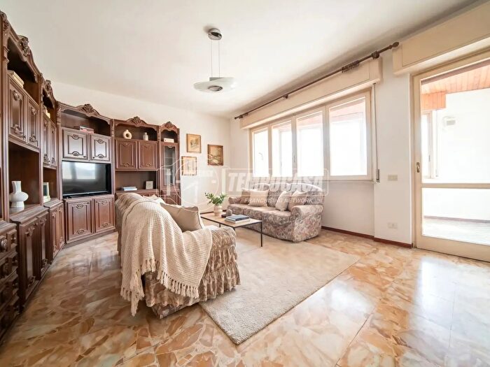 Appartamento con 8 locali in vendita in Via Giuseppe Garibaldi, Vergiate