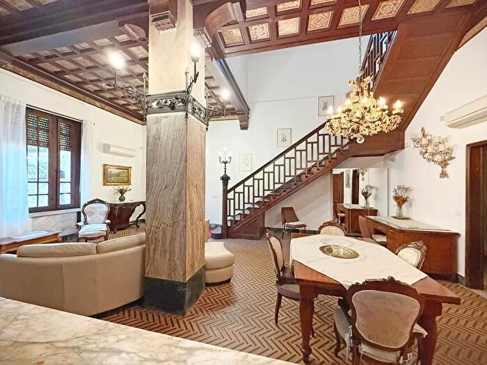 Casa con 10 locali in vendita in Pietrasanta