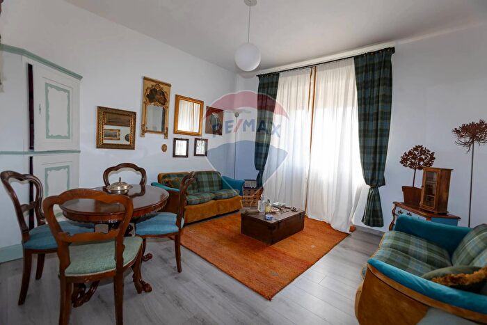 Appartamento con 6 locali in vendita in Via Augusto Elia, Jesi