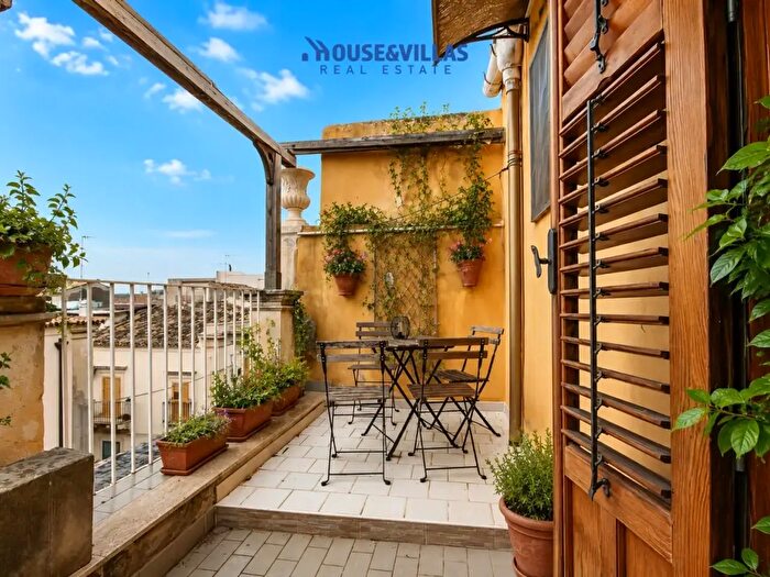 Appartamento quadrilocale in vendita in Via Ducezio, Noto