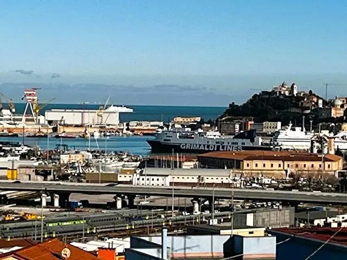 Appartamento con 6 locali in vendita in Via Lamaticci, Ancona