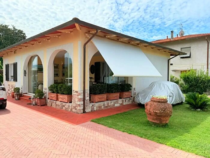 Casa quadrilocale in vendita in Massa