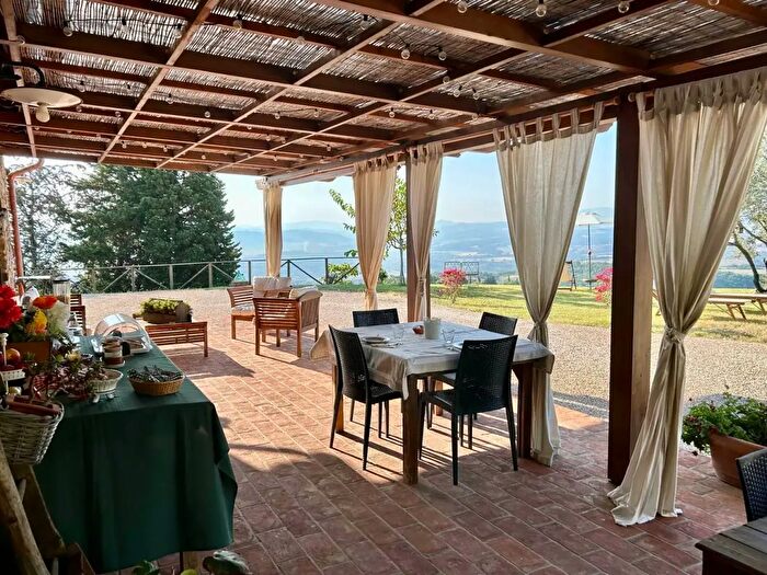 Casa con 9 locali in vendita in Volterra