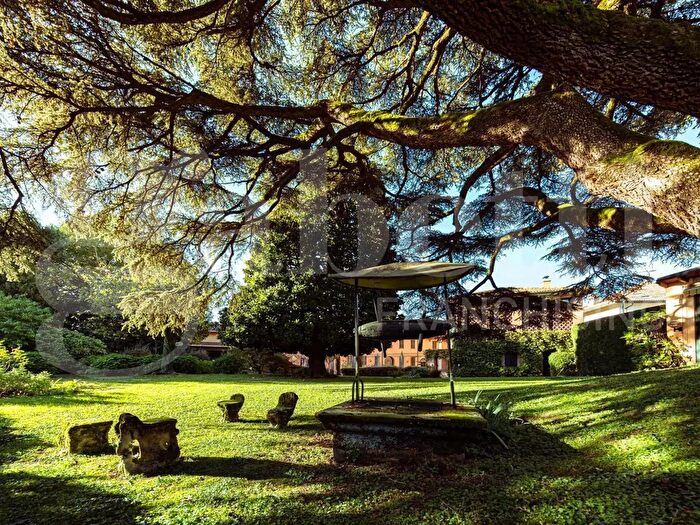 Casa con 10 locali in vendita in Viale Adamello, Lecco