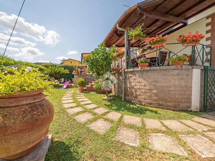 Casa quadrilocale in vendita in Via Positano, Roma