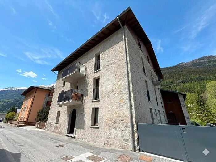 Appartamento trilocale in vendita in Via Nazionale, Valdisotto