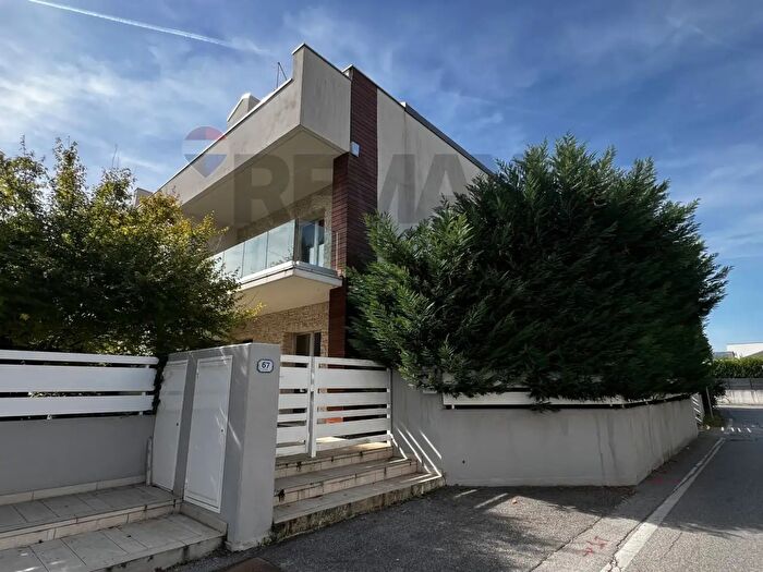 Casa con 14 locali in vendita in Padova