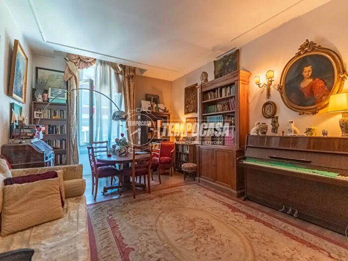 Appartamento trilocale in vendita in Via Giulio Belinzaghi, Milano