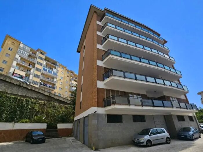Appartamento con 6 locali in vendita in Via Domenico Fontana, Napoli