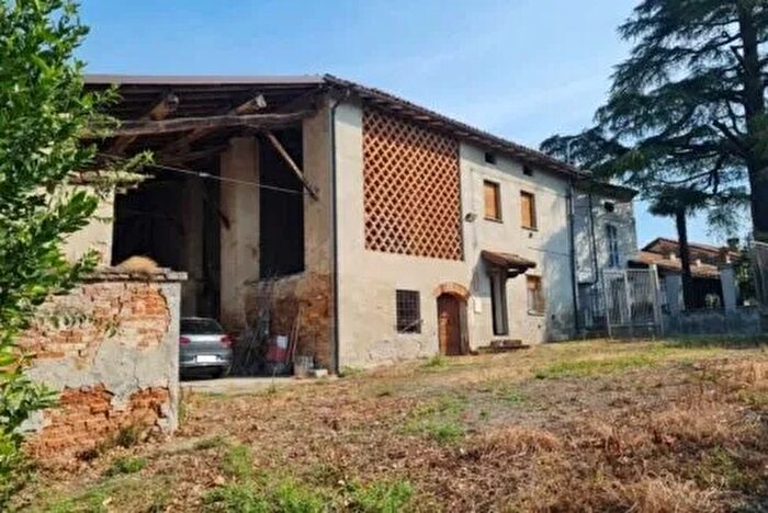 Casa trilocale in vendita in Via Roma Zenevredo, Zenevredo