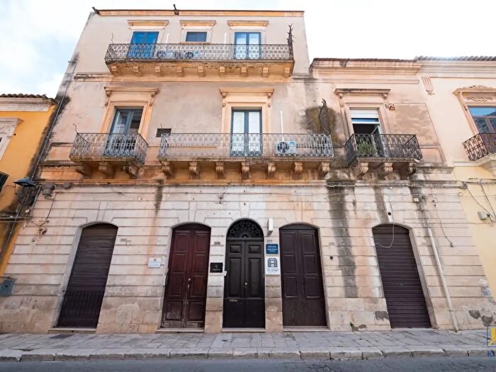 Appartamento con 5 locali in vendita in Via P Umberto, Vittoria