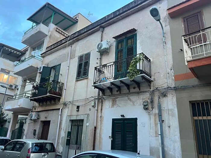 Appartamento trilocale in vendita in Via Santocanale, Palermo