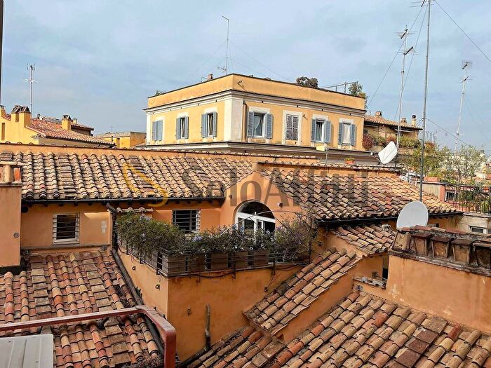 Appartamento quadrilocale in affitto in via della Panetteria, Trevi, Roma