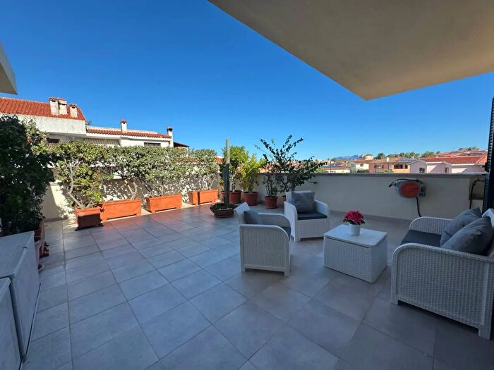 Appartamento con 6 locali in vendita in Via della Ferula, Olbia