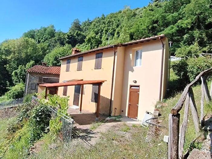 Casa con 6 locali in vendita in Pescaglia