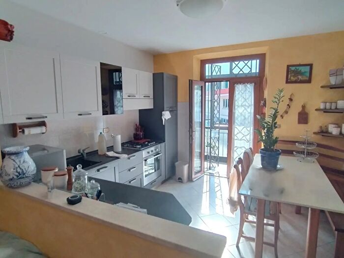 Appartamento trilocale in vendita in Via Santuario, Savona