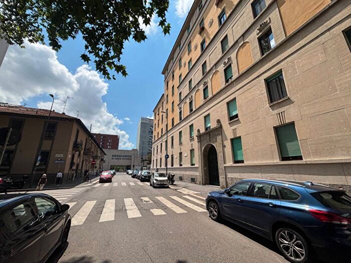 Appartamento trilocale in affitto in Piazza Giuseppe Grandi, Plebisciti Susa, Milano