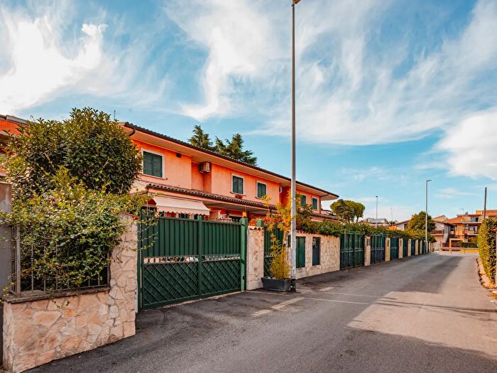 Casa con 5 locali in vendita in Via Servilia, Roma