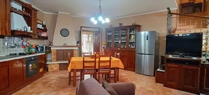 Casa quadrilocale in vendita in Piazza Pistolini Collevecchio, Collevecchio