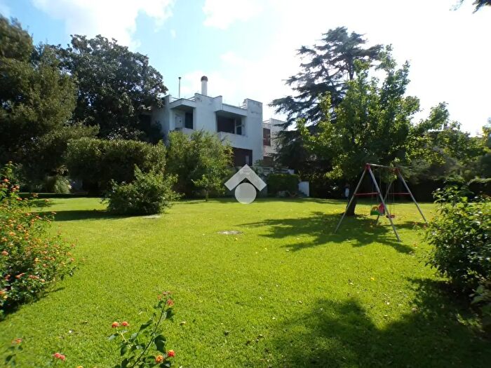 Casa con 15 locali in vendita in Viale Silvana, Anzio