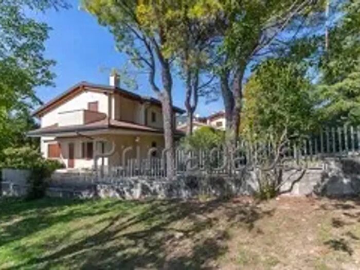 Casa con 7 locali in vendita in Via Monte Grappa, Sant'Ambrogio Di Valpolicella
