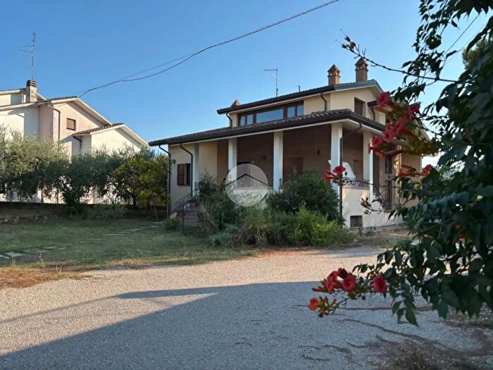 Casa con 6 locali in vendita in Via Villagrande, Mombaroccio