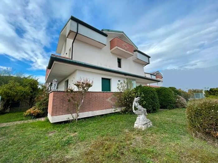Casa con 12 locali in vendita in Padre Emilio Venturini, Chioggia