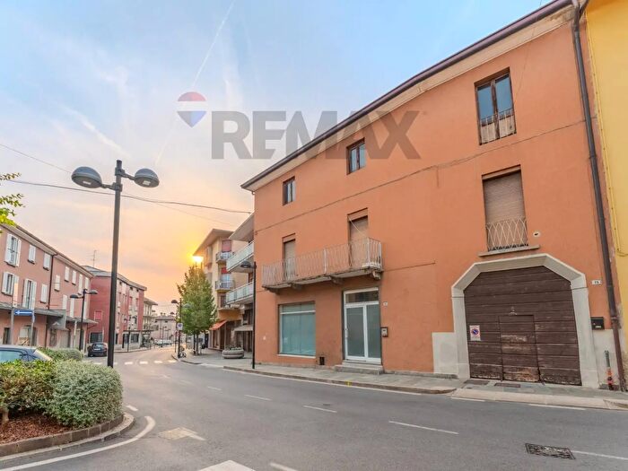 Appartamento con 10 locali in vendita in Piazza San Rocco, Calusco D'Adda