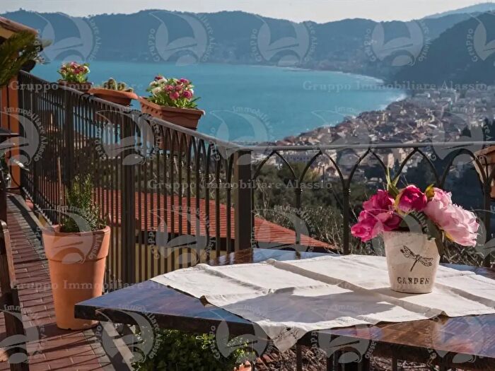 Appartamento trilocale in vendita in Via Morteo Ollandini, Alassio