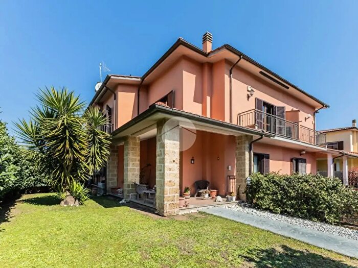 Casa con 5 locali in vendita in Via degli Oleandri, Monterosi