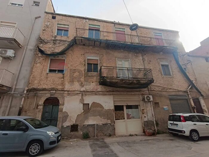 Casa con 12 locali in vendita in Favara