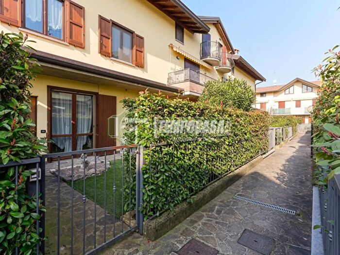 Appartamento trilocale in vendita in Via Martiri di Cefalonia, Comun Nuovo