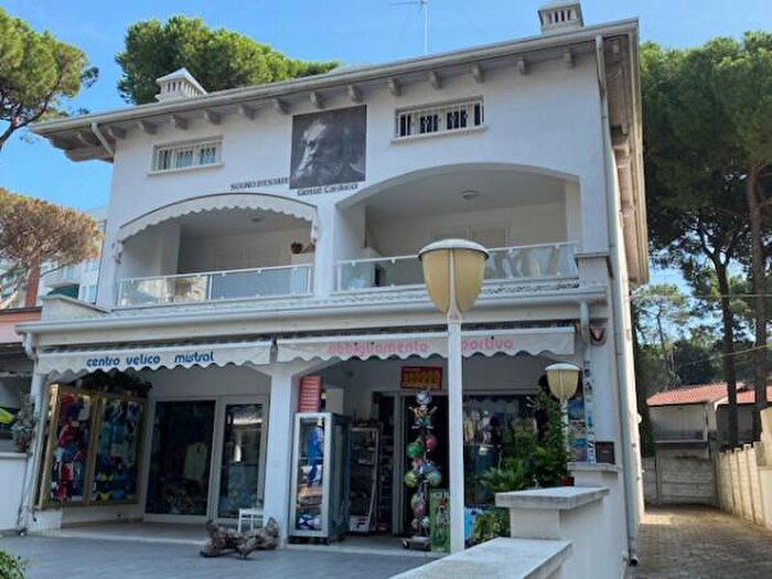 Casa quadrilocale in vendita in Viale Giosuè Carducci, Comacchio