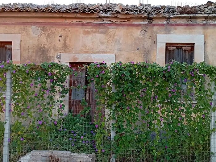 Casa con 7 locali in vendita in Contrada Deserto, Comiso