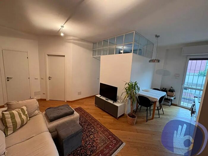 Appartamento trilocale in affitto in Via Lorenteggio, Milano
